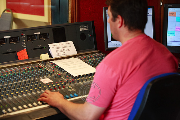RAIDIO NA GAELTACHTA STIÚIDEÓ 2011-012