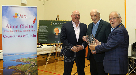 Sean MacDonnacha, agus Gear¢id Denvir ag bronnadh Gradam saol ar Tom a tSeoighe