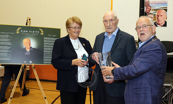 Tom agus a ph†irt° Br°d ag f†il Ghradam ¢ Gear¢id Denvir