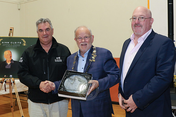 Ciarán Ó Fátharta agus Seán 'JTJ' MacDonnacha ag bronnadh duais ar an Dr. Gearóid Denvir