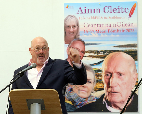 Se†n 'JTJ' MacDonnacha Oifigeach Plean†la Teanga