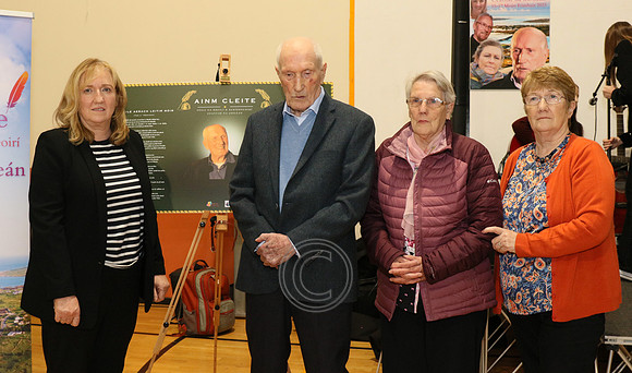 Muintir Tom, A bheirt in°onn Eil°n & Mary, a deirfi£r Peige Bn U° Cheallaigh