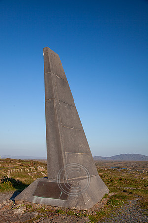 ALCOCK AND BROWN STATUE 2013-4330