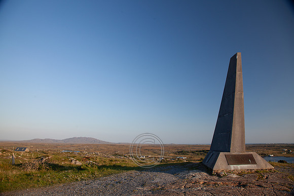 ALCOCK AND BROWN STATUE 2013-4339