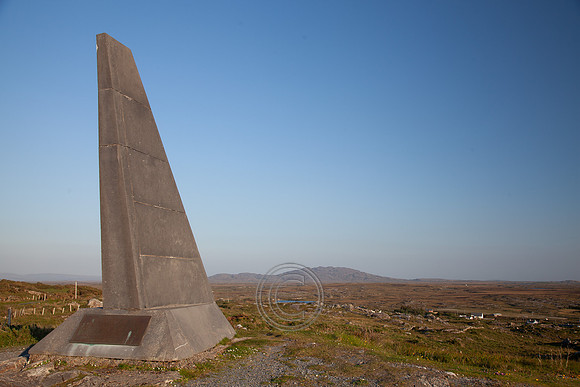 ALCOCK AND BROWN STATUE 2013-4344