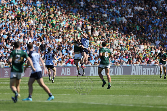 ÁTH CLIATH V CIARRAÍ 2026-0977