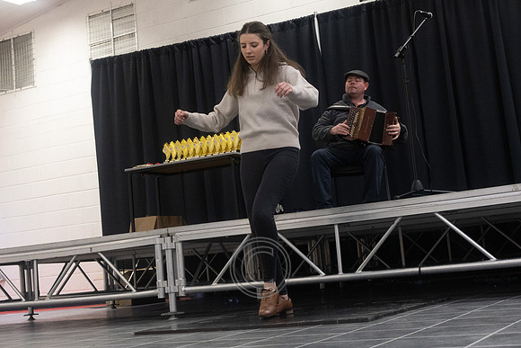 CEILIÚRADH NA N-ÓG-355