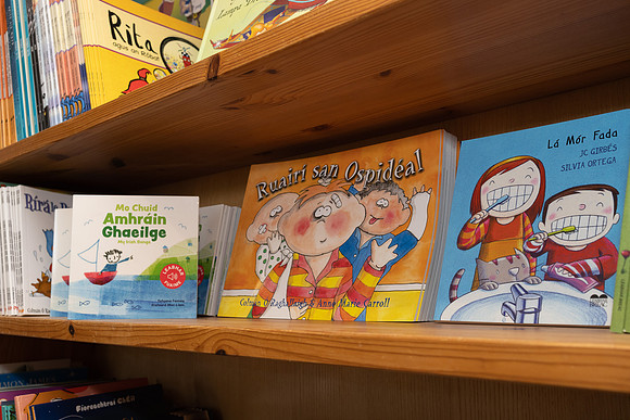 AN SIOPA LEABHAR CIC